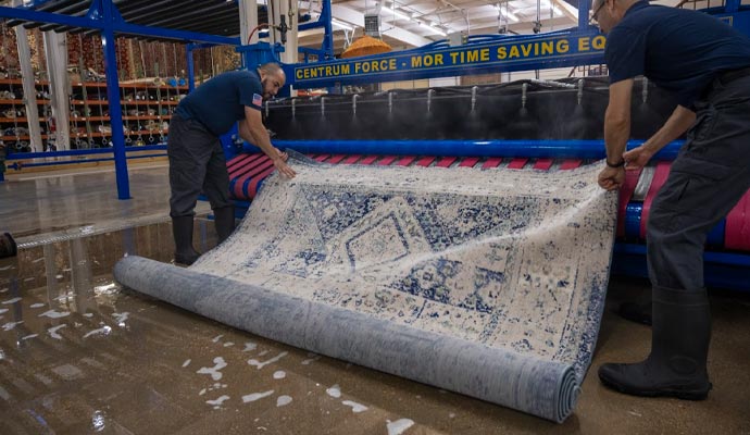 Expert cleaning rug use automatic machine