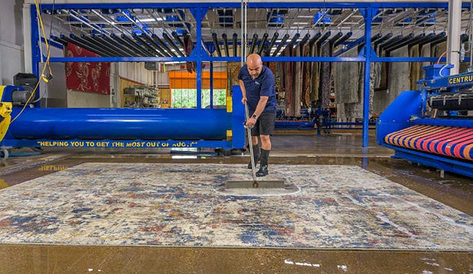 Expert cleaning rug with a tool